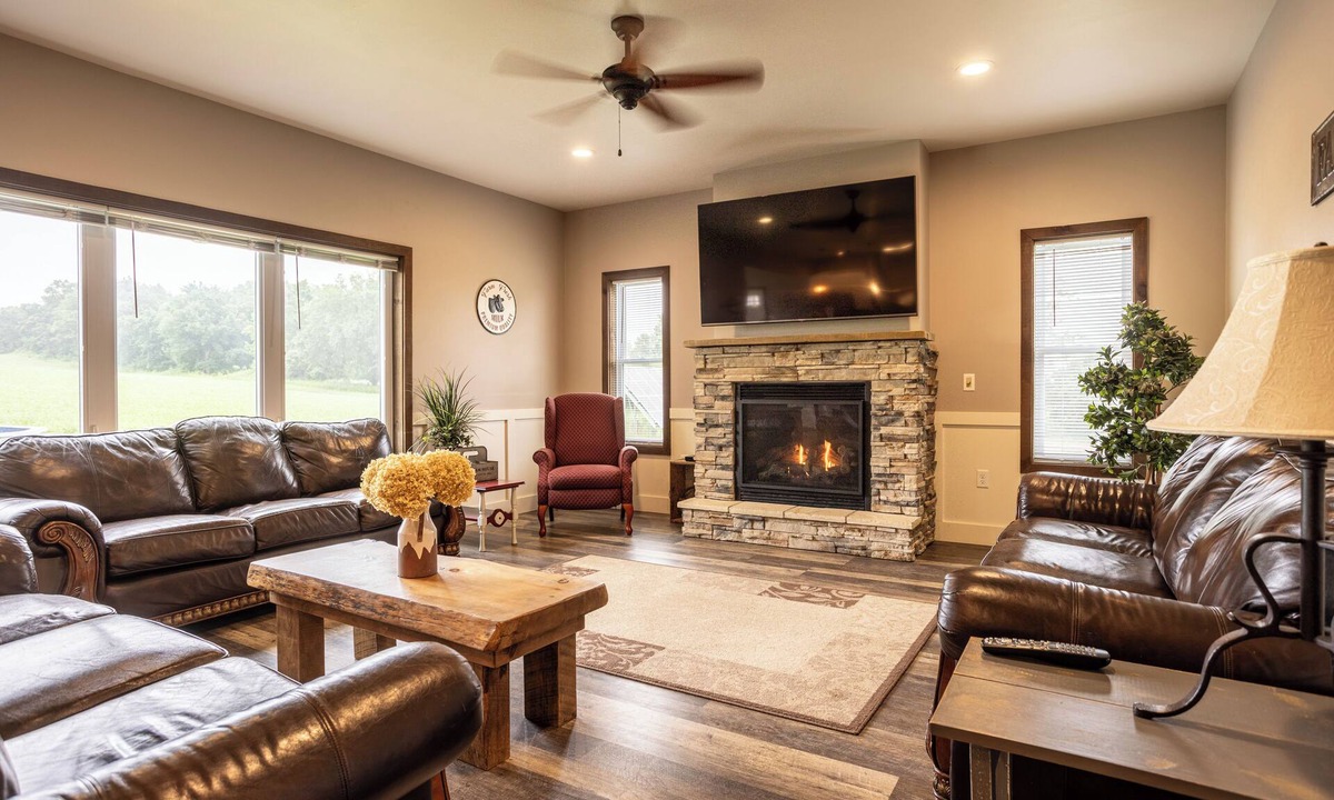 Wisconsin Dells House | Epic 6BR w/Movie Theater + Goats + Dock Access