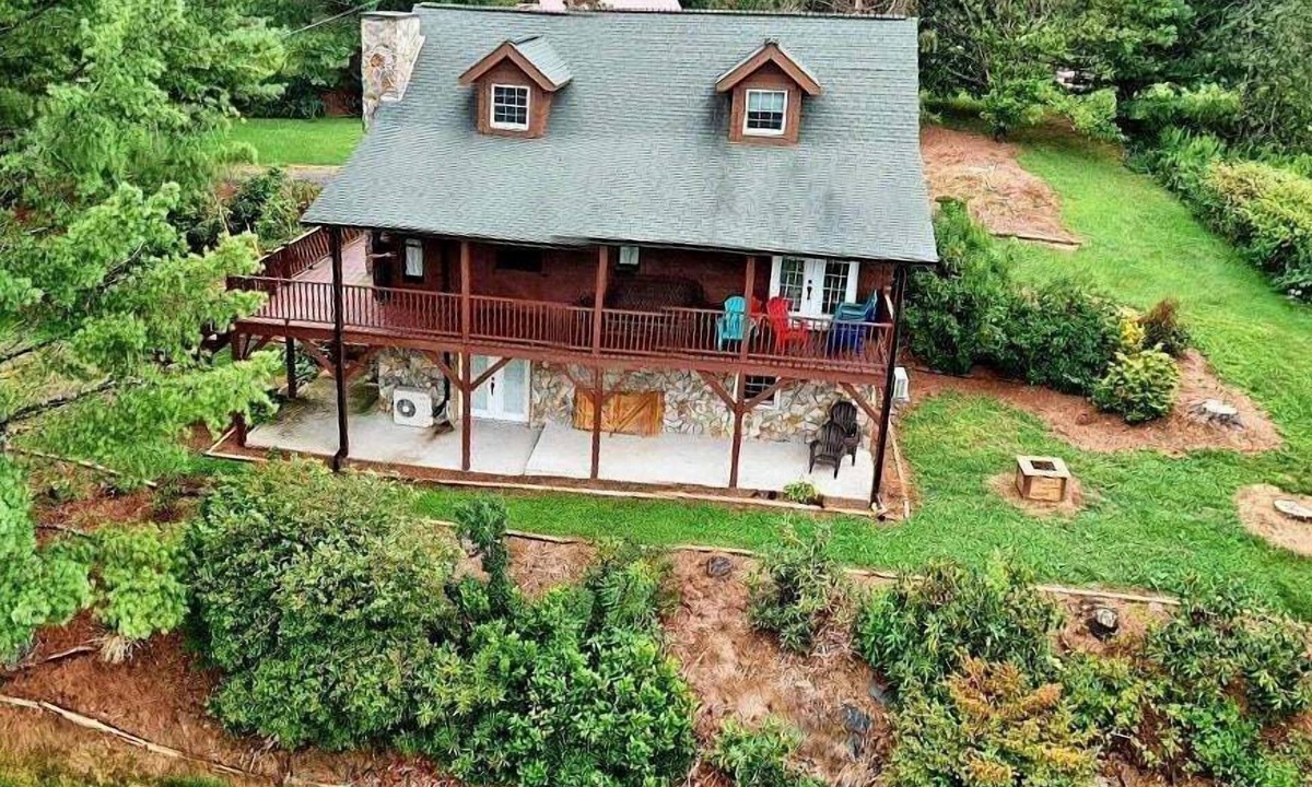 Fleetwood Cabin | Escape to Mountain Dreams in West Jefferson, NC: A cozy 4-bedroom cabin for 10!