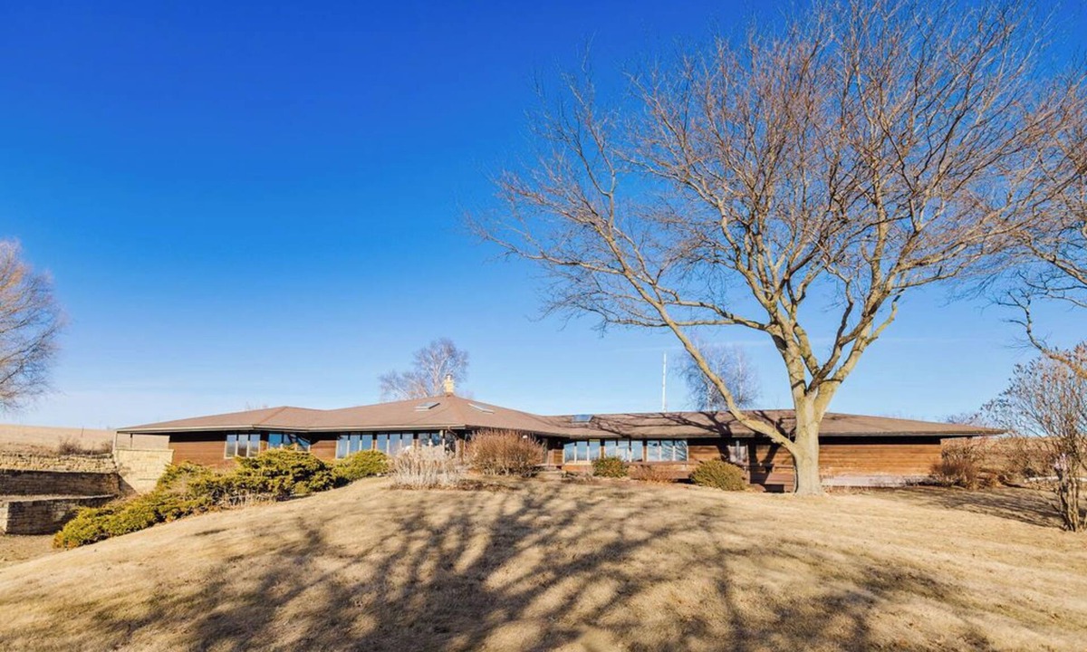 Mineral Point House | Escape to this amazing 3 bedroom home just 5 minutes from Historic Mineral Point