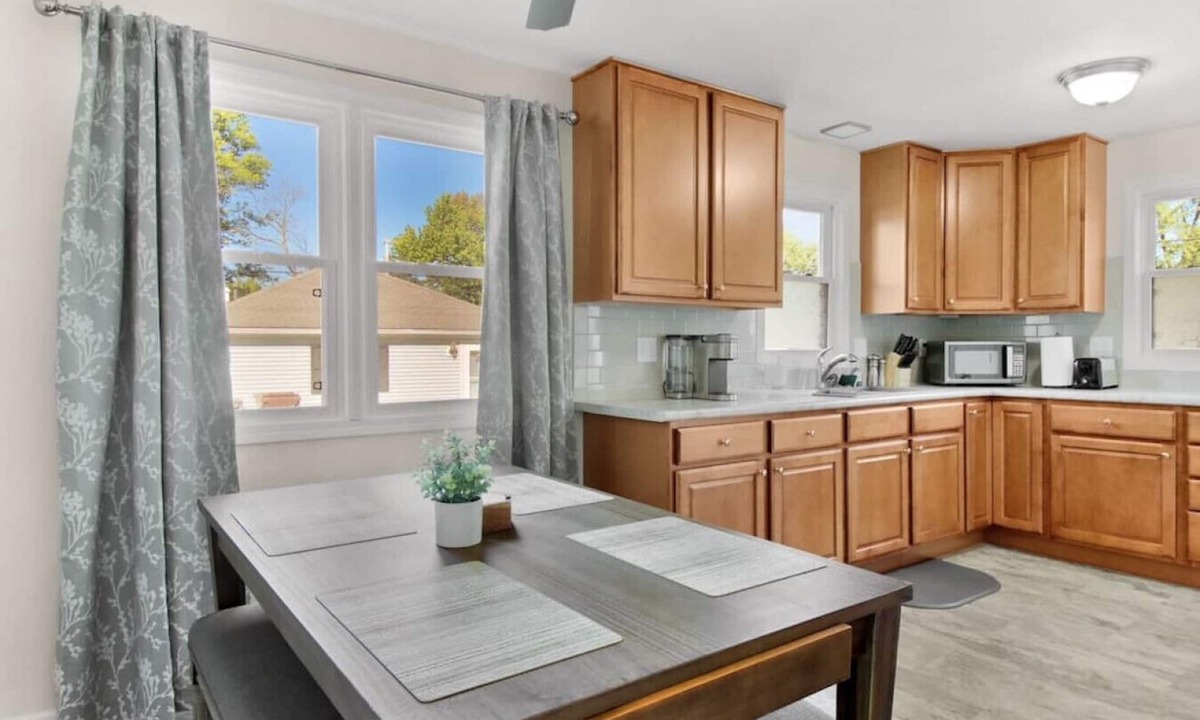 Sunnyland House | Esser · 4Bed Charmer in Central Washington/East Peoria