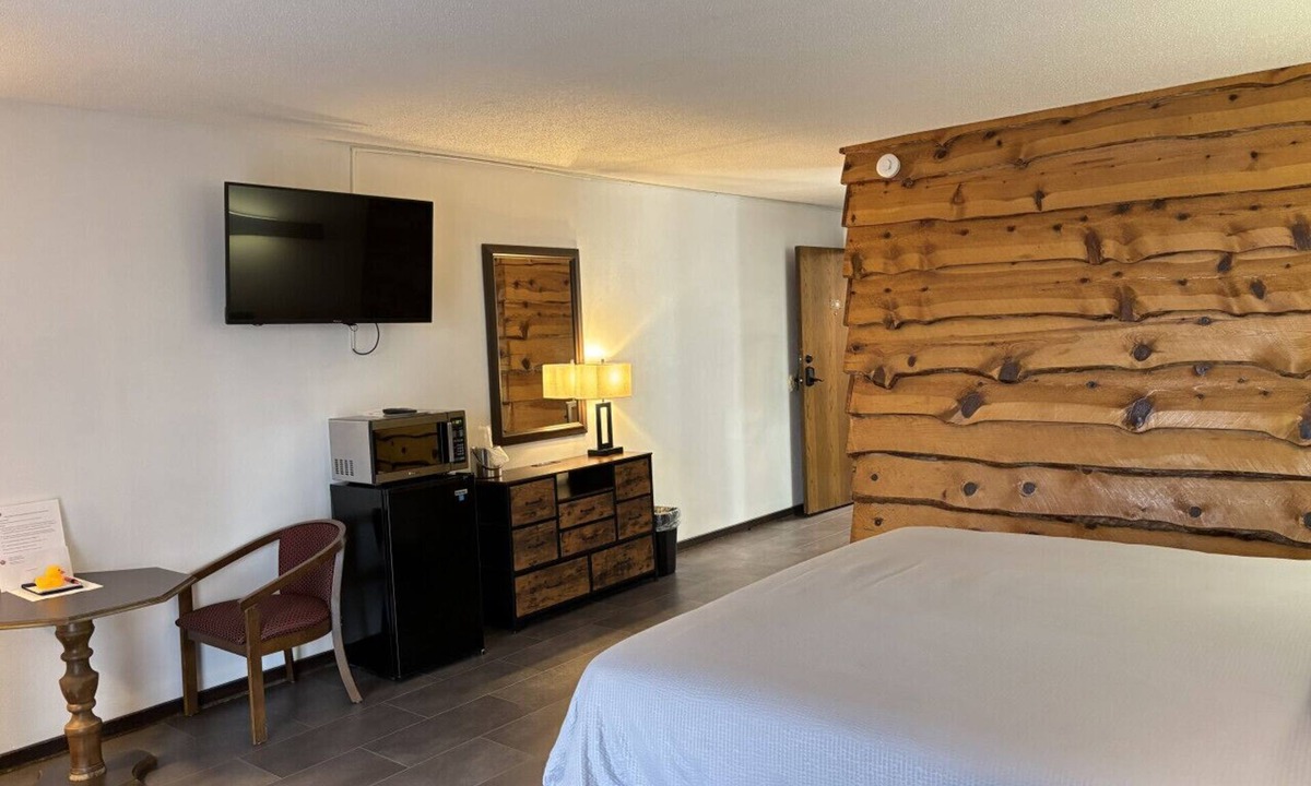 Tomahawk Cabin | Every Room with a Beautiful View of The Wisconsin River *