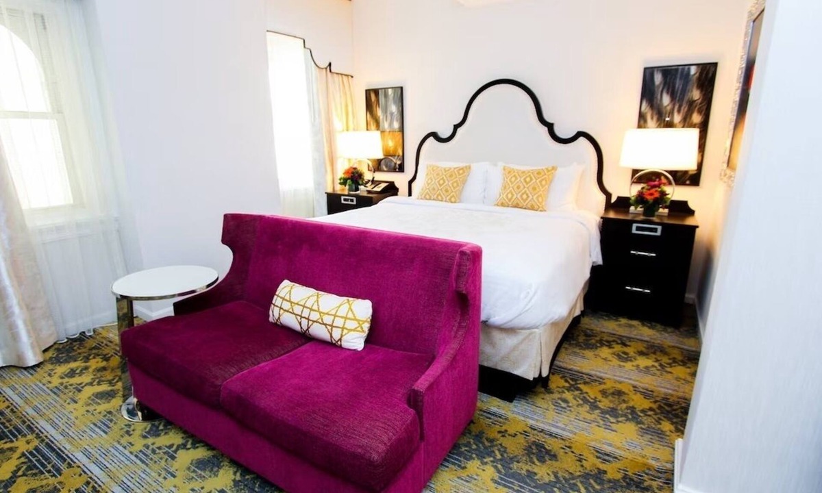Kalorama Heights Hotel | Experience Premium Comfort Near Dupont Circle in Junior Suite Room w/King Bed