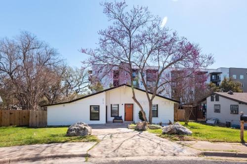 Sweetbriar House | Extended Stay SoCo Oasis with Outdoor TV & Heavenly Bed