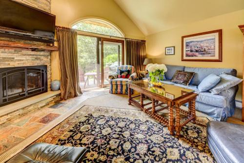 Carroll House | F8 Luxurious Mt Washington Hotel golf course home Wifi cable air conditioning
