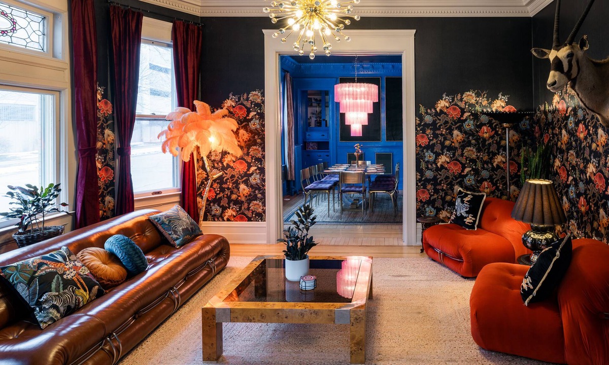 Fifth Ward House | Fabulous Walkers Point Mansion w/Bar andFireplace
