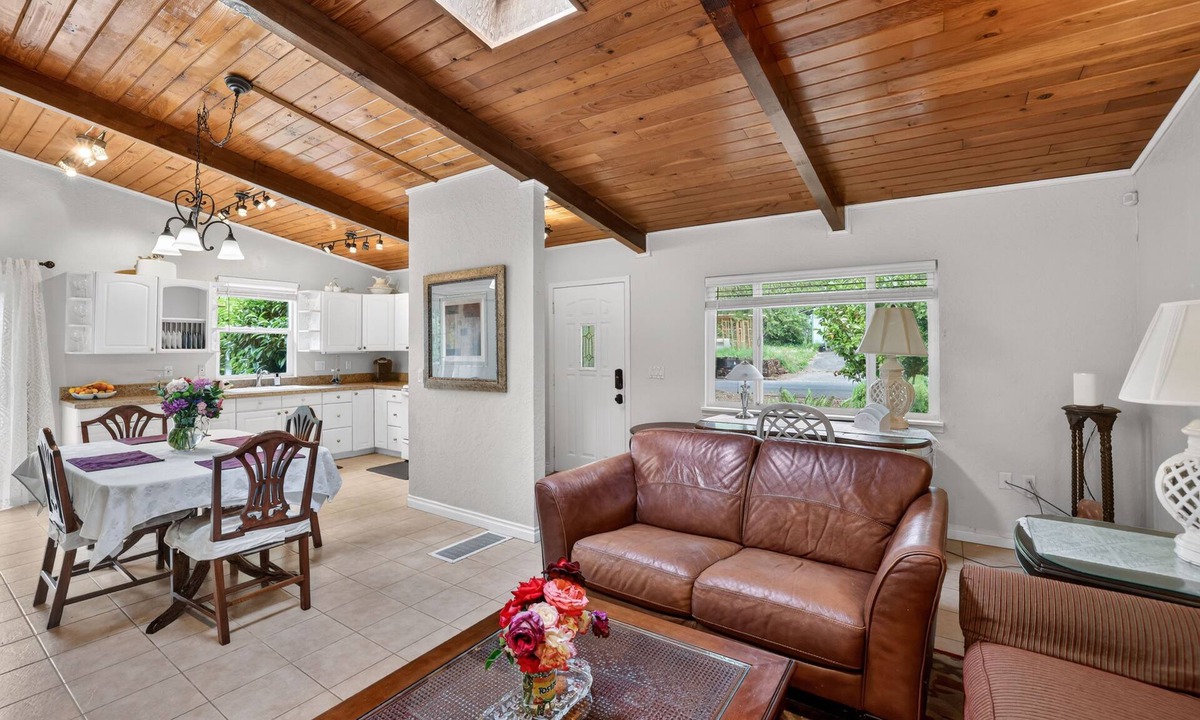 Aloha House | Family-Friendly Aloha Home Near Intel & Nike