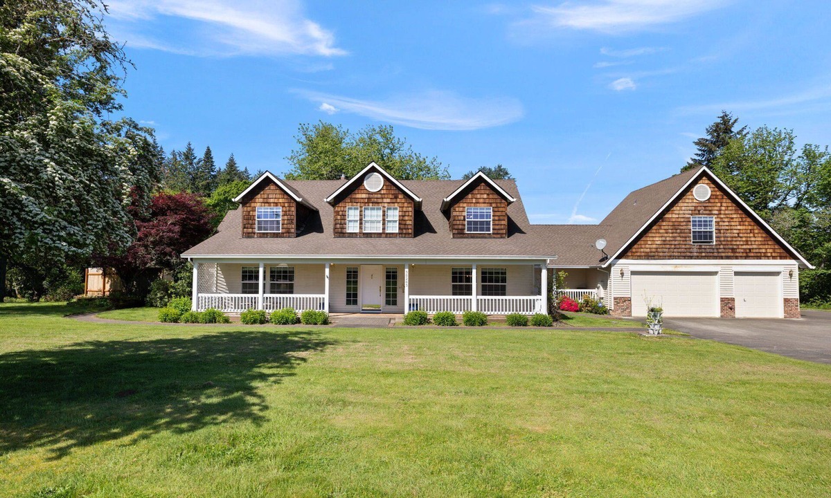 Estacada House | Family & Friends! Big comfy home w/indoor jet tub, huge private deck w/ping pong