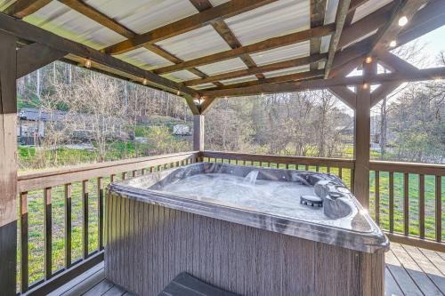 Campton House | Fireside Evenings: Red River Gorge Gem w/Hot Tub