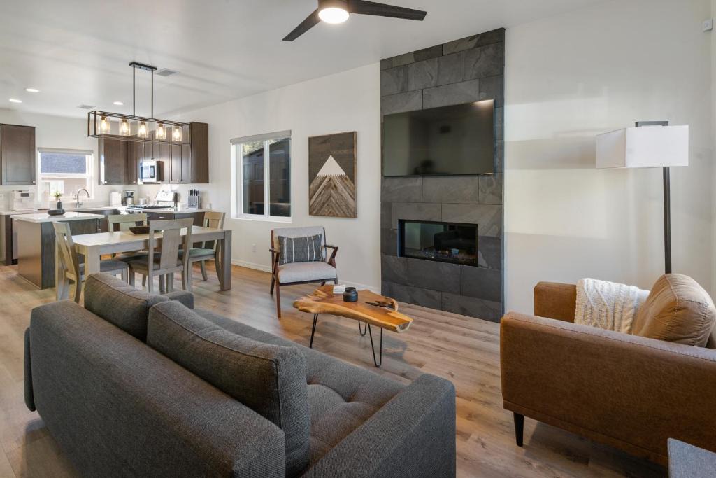 Flagstaff House | FLG Retreat - Modern Home with Mountain Views