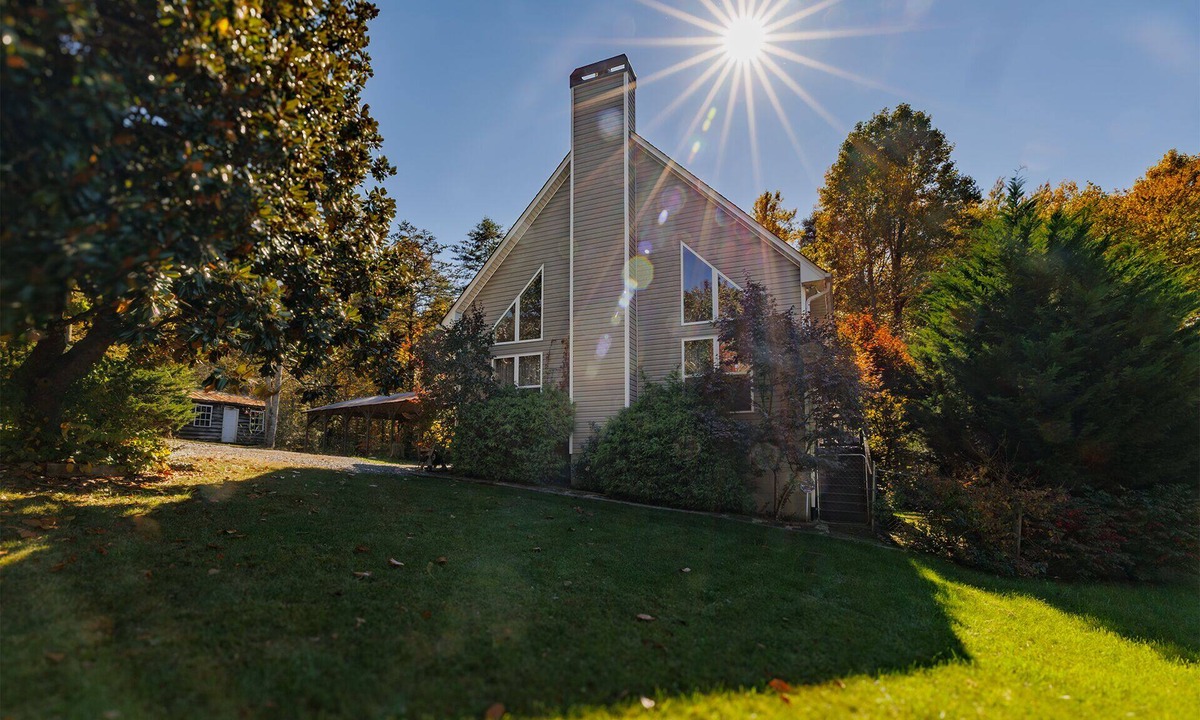 Cherokee House | Foxwood Retreat, just minutes from Harrah's Casino in downtown Cherokee