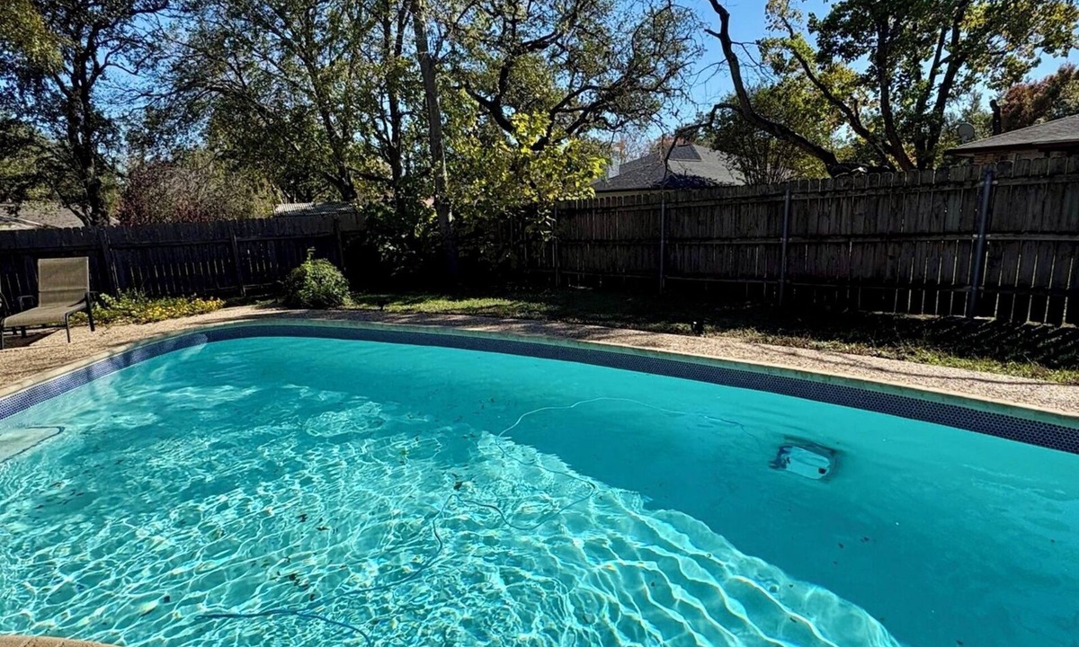 West Oak Hill House | Full House, Fire Place, BBQ, Private Pool and Backayrd in a Prime Location