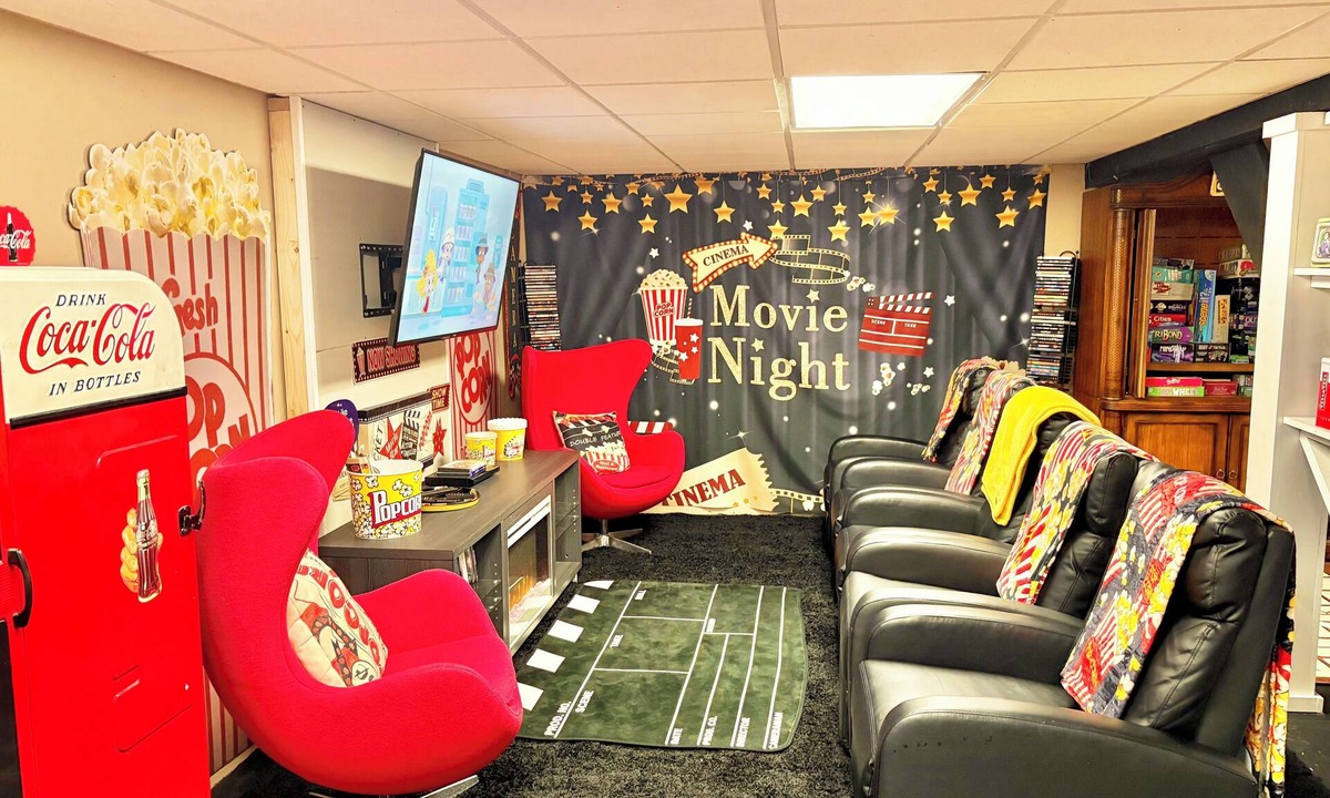 Ottawa House | Fun Escape 1 - Starved Rock - Skydive- Game Room