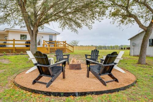 Schulenburg House | Furnished Deck + Views: Rural Schulenburg Retreat