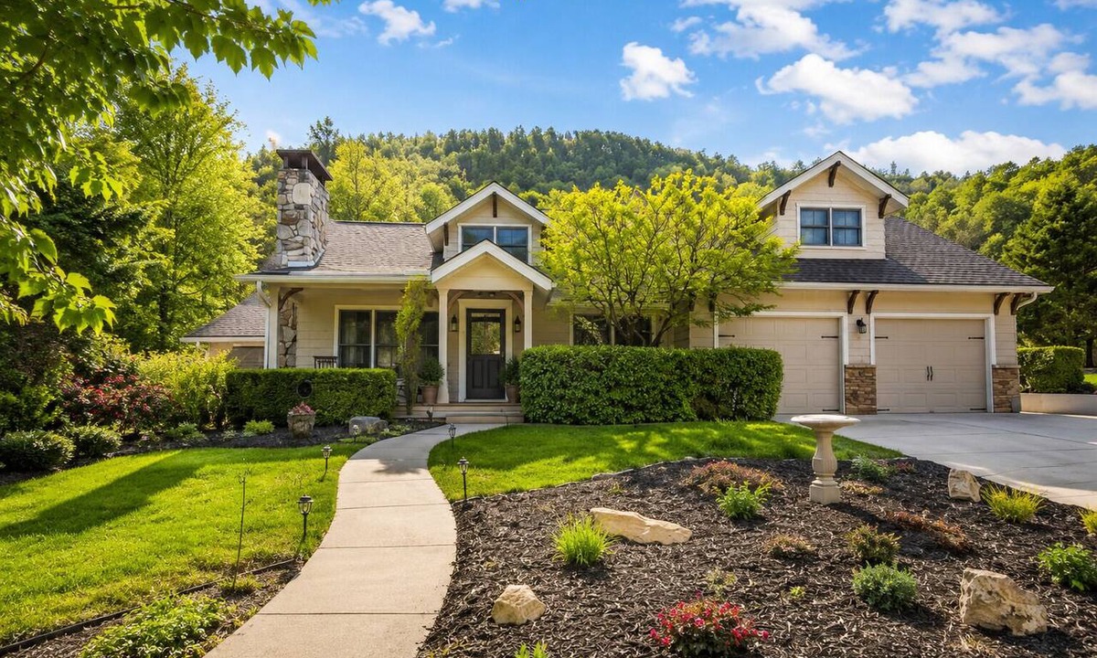 Highlands House | Golden Acres Ranch Hot Tub,Game Room, Creek & Mtn View. 8m from DT Highlands