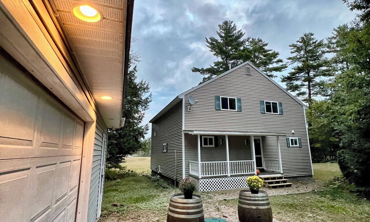 Stoddard House | Gorgeous 4-bedroom house with WiFi in charming Stoddard