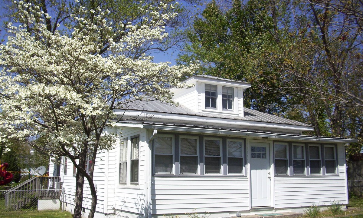 Issue Cottage | Great in-town location short walk to beach and restaurants!