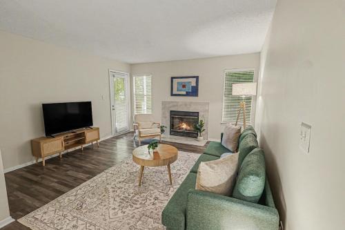 Vestavia Hills Apartment | Green & Private 2BR - King Bed, Pool, Gym Near UAB & Hospitals