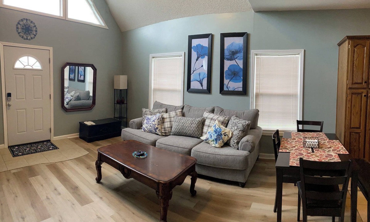 Greentown House | Greentown Comfort- King bed, full kitchen, pure water!
