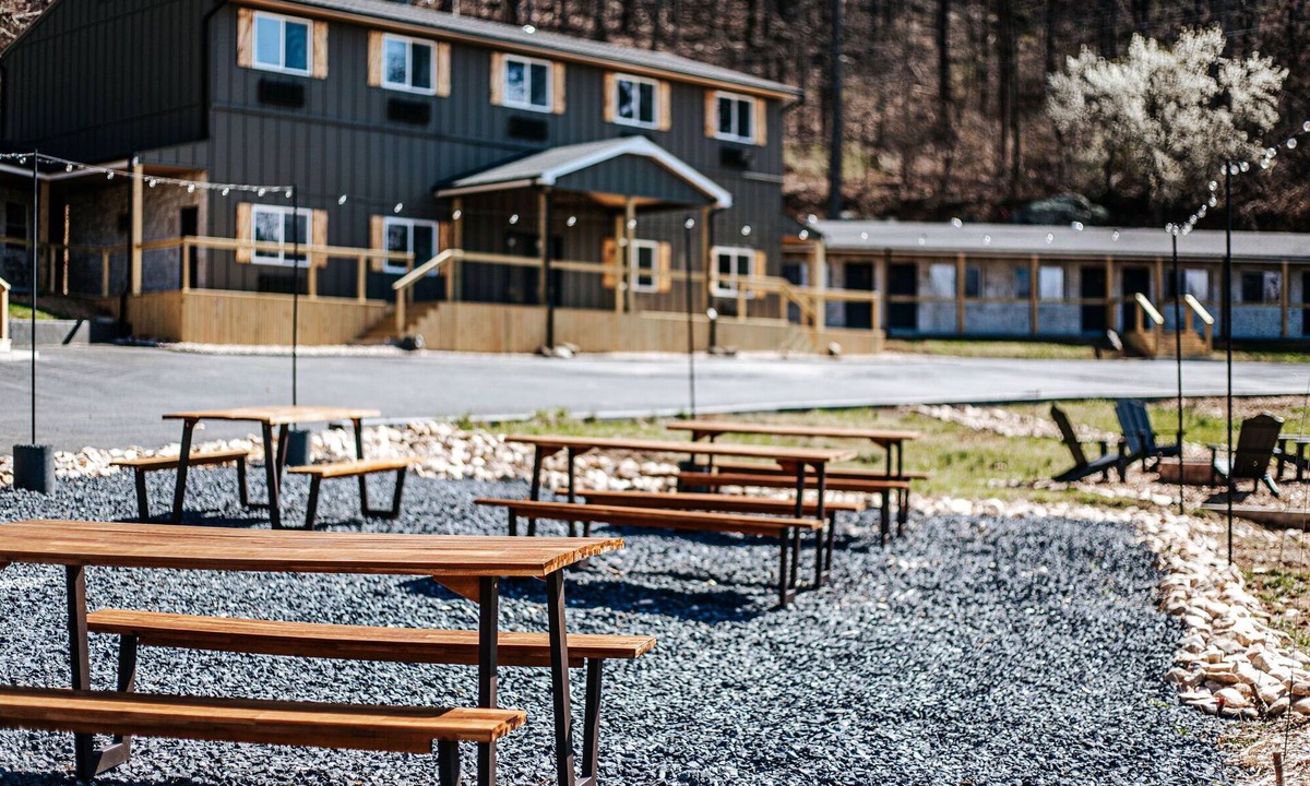 Waynesboro Cabin | Grey Pine Lodge | Queen/Queen | BEST Location & Amenities!