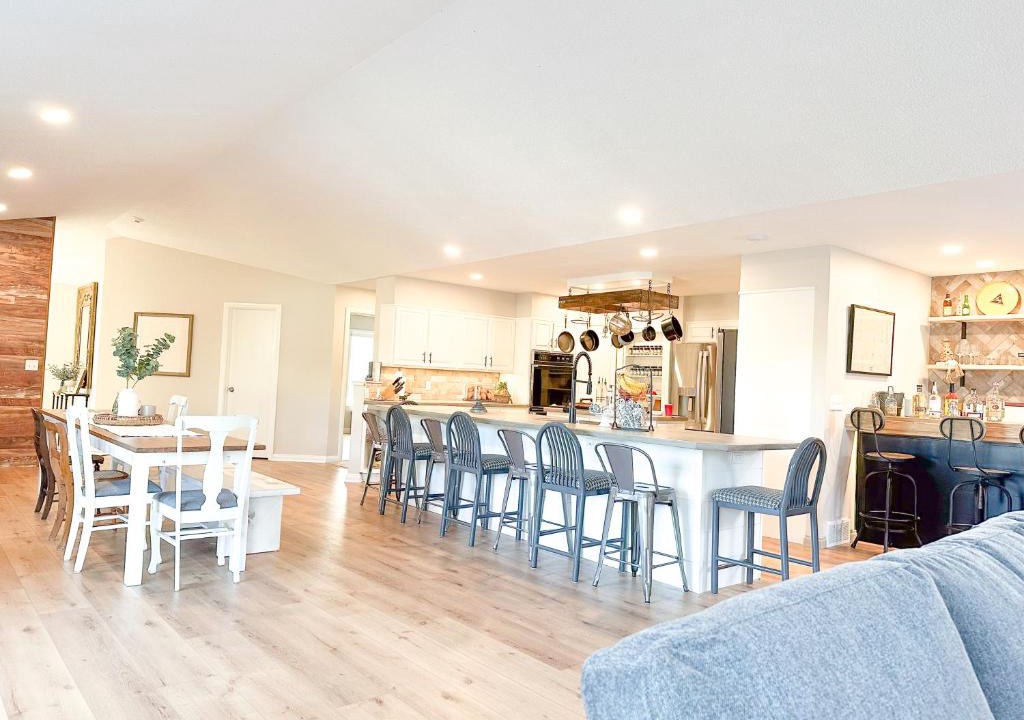 Sandusky House | Group House Sleeps 26 THE ATTIC - 2 Miles to Cedar Point