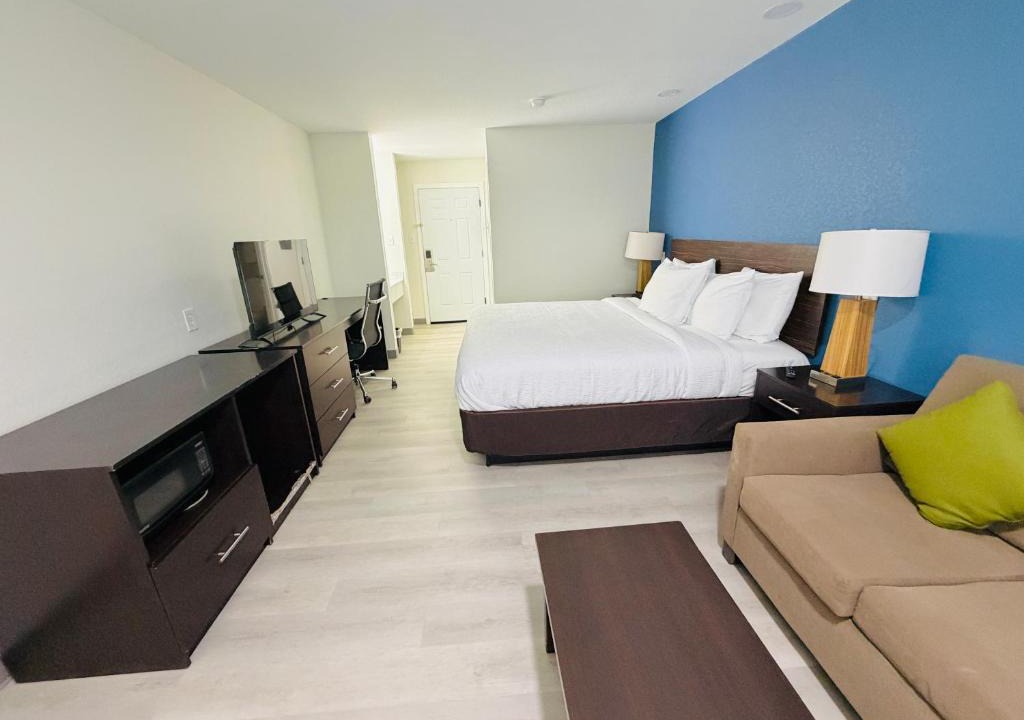 North San Antonio - SAT Hotel | Hallmark Inn & Suites Newly Renovated Rooms San Antonio Northeast
