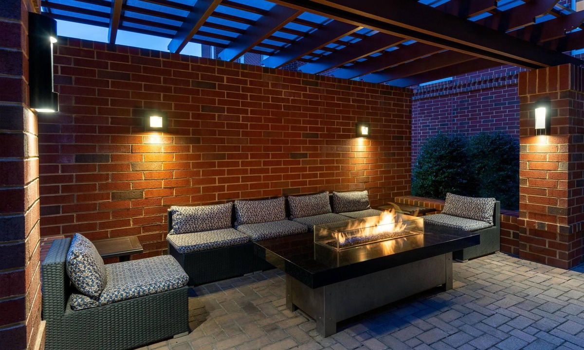 Charlottesville Hotel | Hampton Inn & Suites Charlottesville-At the University