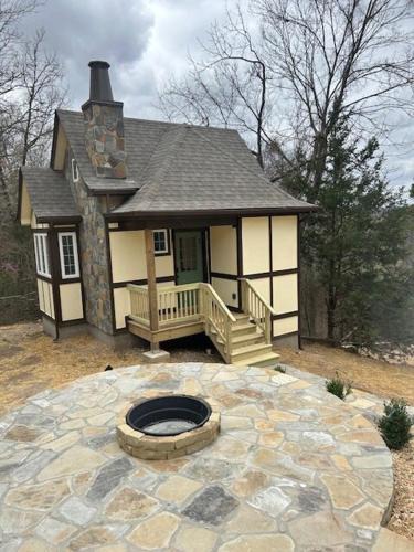 Eureka Springs Historic District Ski Chalet | Hearthstone Hideaway at Tudor Suites