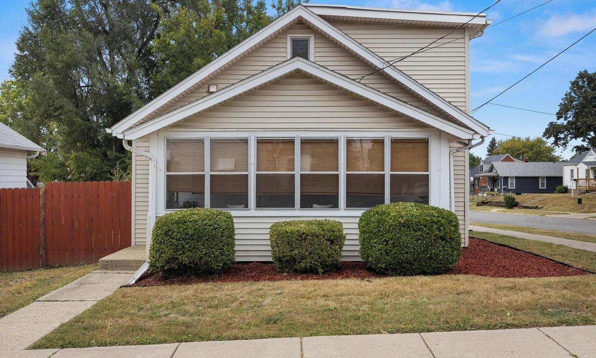 Peoria Heights House | Heights Haus Charming 3BR, 2.5BA home in Peoria Heights.