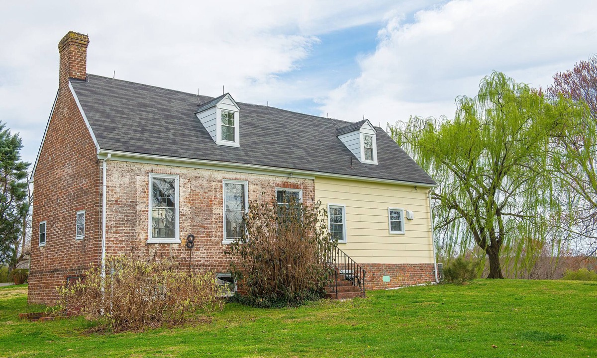 Saint Stephens Church House | Historic 1760 Farm Stay~ Horses, Pond & Peaceful Views