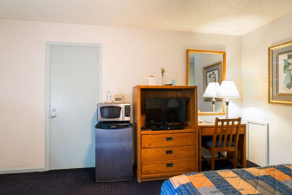 Huntington Hotel | Hotel ∙ Spacious Room in Budget Host Inn with 1 Queen Bed for Couples
