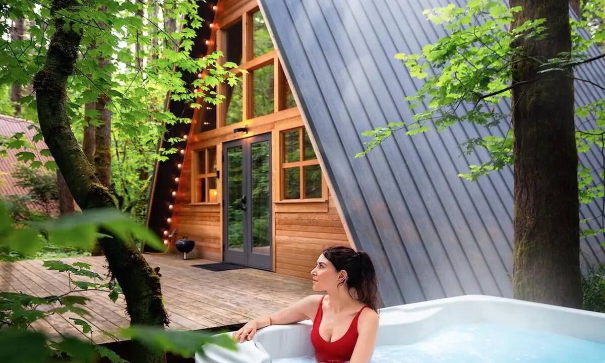 Skykomish Ski Chalet | Iconic Tye Haus A-Frame: Hot Tub, 15min to Stevens