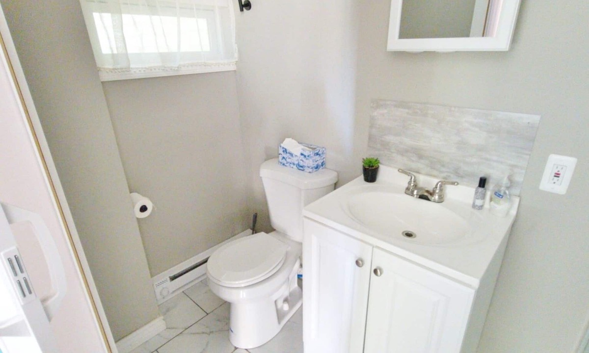 Norway Apartment | In unit laundry. AC, Modern Studio with desk and parking
