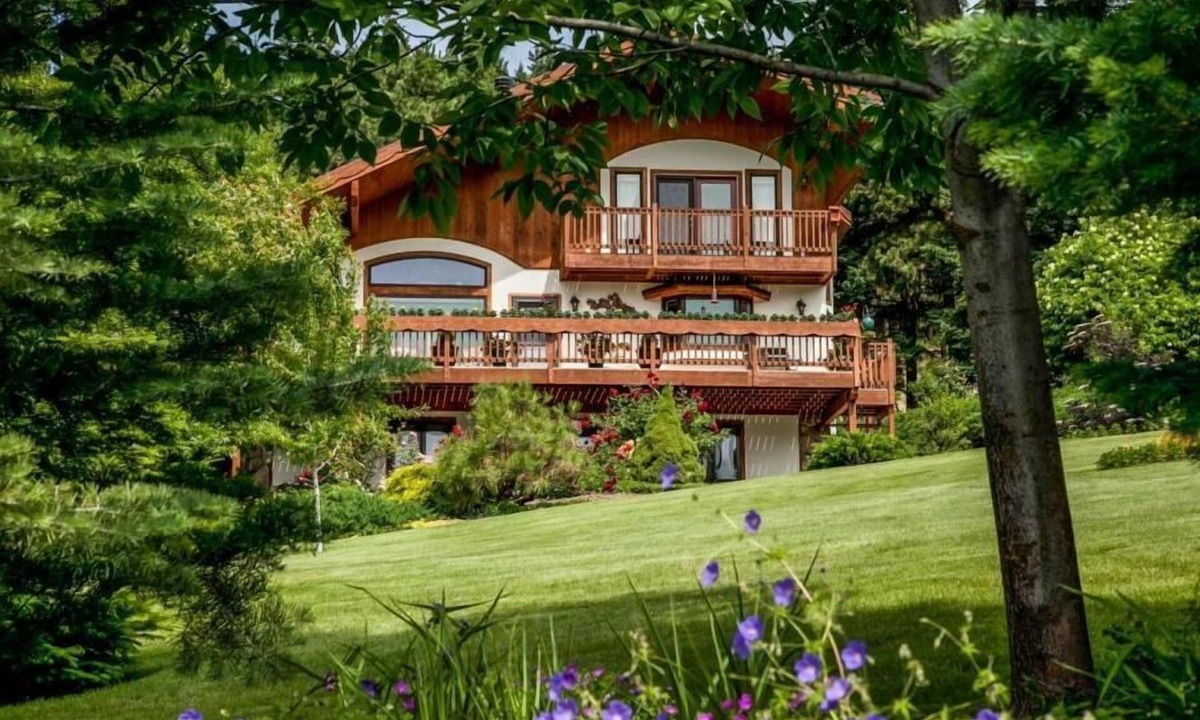Leavenworth Bed & Breakfast | Intimate & Romantic - Fox Den Bed & Breakfast, 1.5 Miles From Leavenworth!