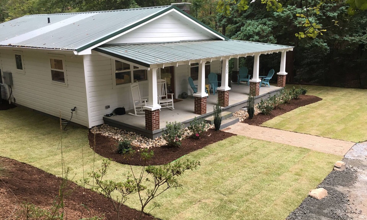 Salem House | Jocassee Bungalow | 2 Acre Private Estate | Escape. Unplug. Relax.