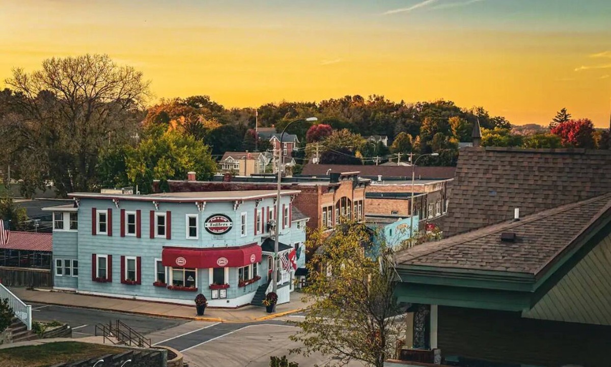 New Glarus House | JULY-AUG 2026-NEW BOOKING SPECIAL at The Belvedere just Steps to downtown.