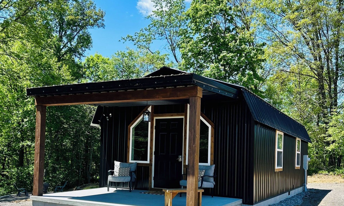 Minford Cottage | Kate’s Cottage cozy 1-bedroom cottage nestled in the woods