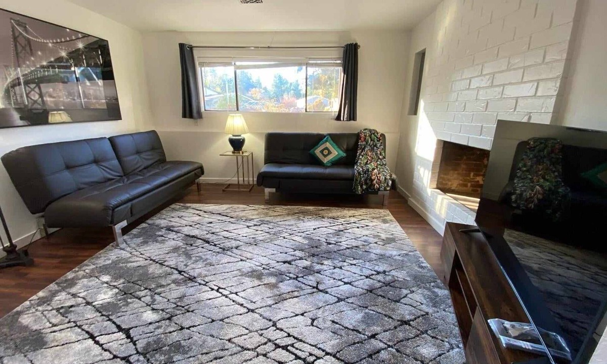 Kent House | Kent - Entire Lower Floor - No Pets, Severe Allergies!