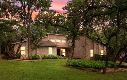 San Marcos House | King Bed in Relaxing Oasis, with FREE Snack/Wi-Fi/Parking
