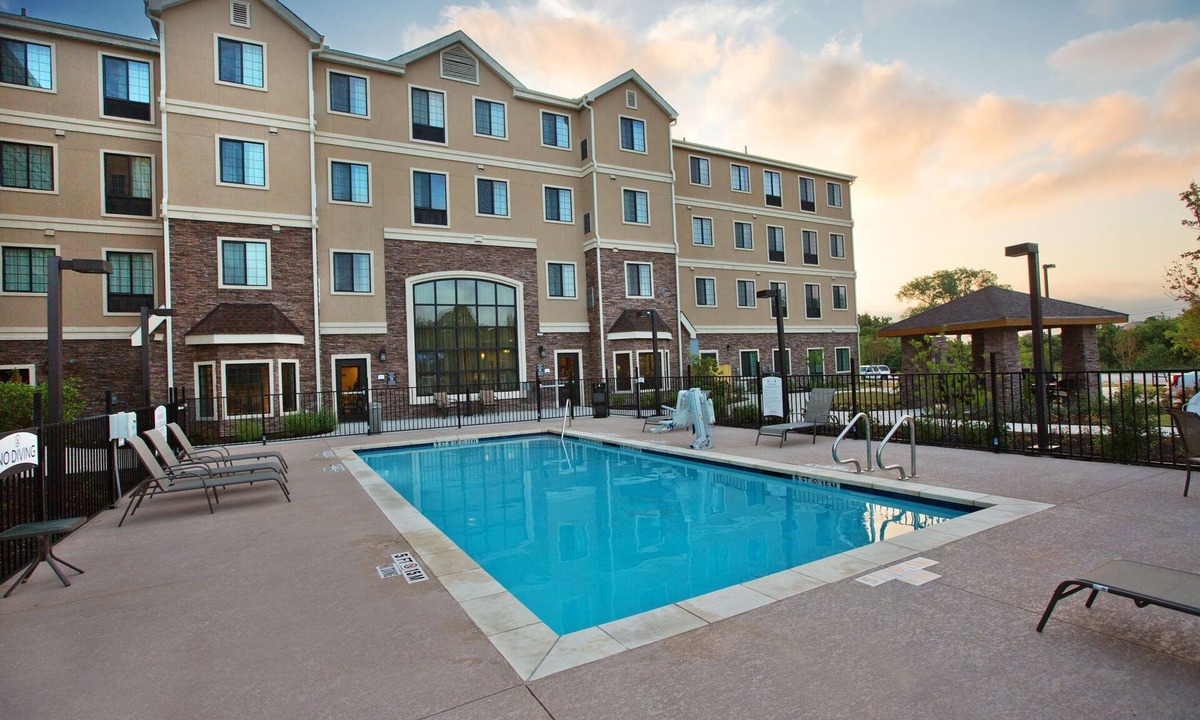 Sweetbriar Apartment | King Studio. Free Breakfast, Gym & Pool Access. Near Downtown Austin!