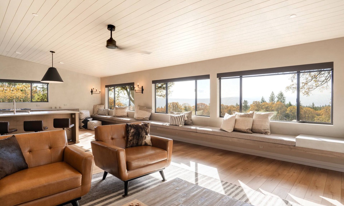 Lyle House | L77 Ranch Farmhouse: Privacy and Comfort with Highland Cattle and Mt. Hood View