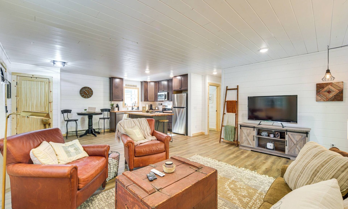 Danbury Cottage | Lake Days, Links & Trails! Danbury Cottage