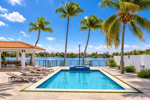 Hialeah Villa | Lake House Oasis heated pool and amazing views!