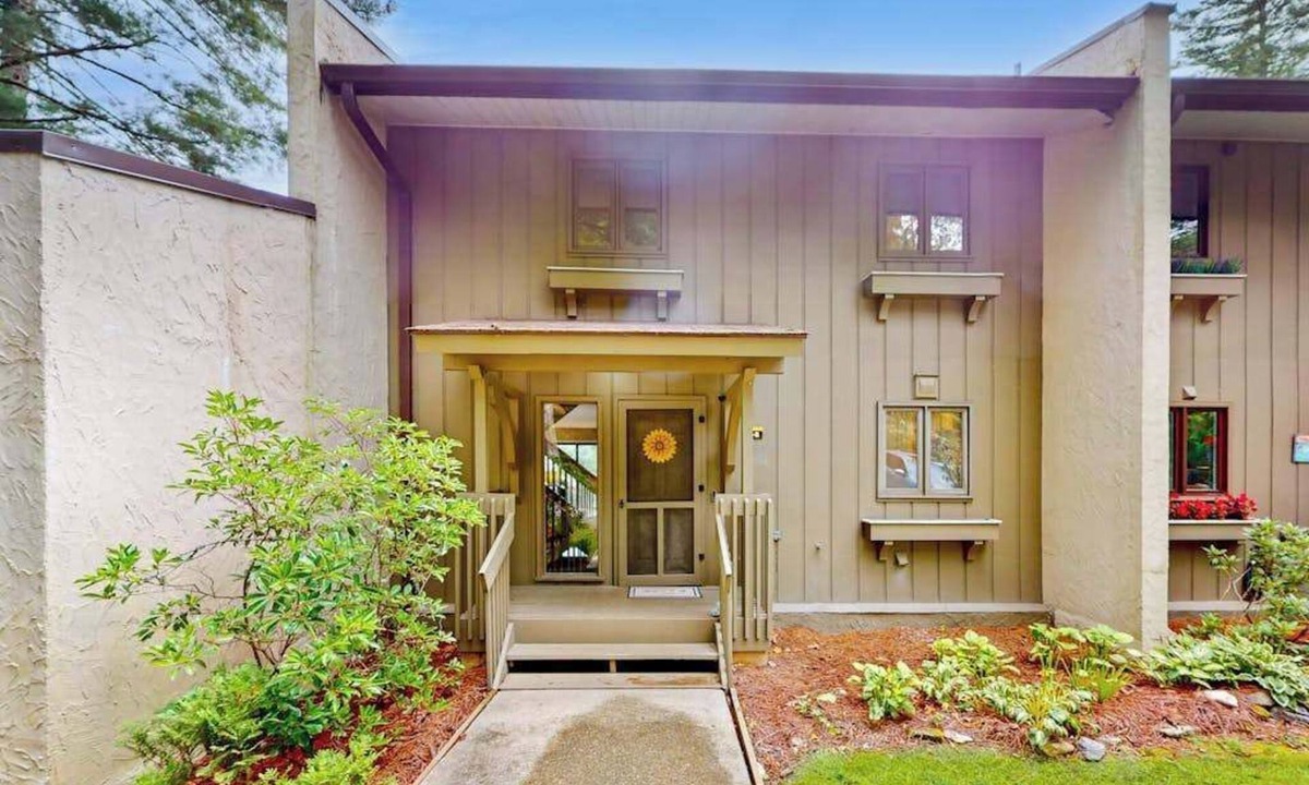Sapphire Condo | Lake-view dog-friendly condo with pools, hot tub, sauna, tennis, & balcony