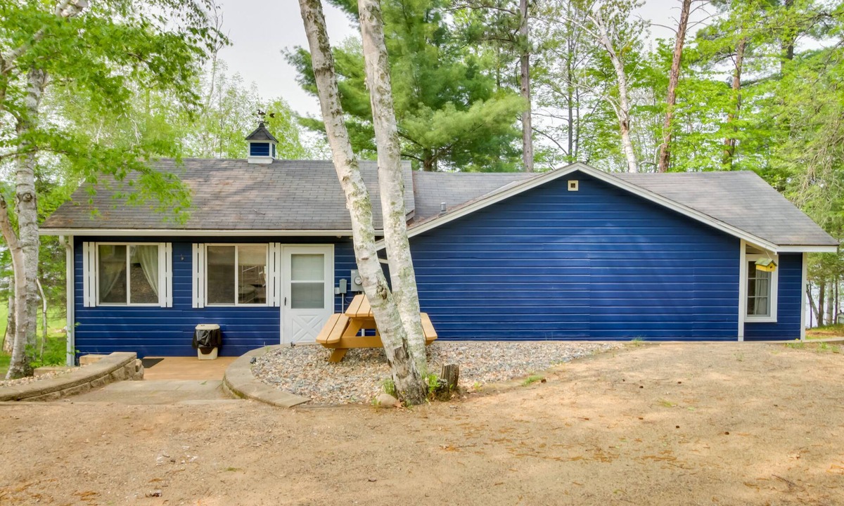 Backus Cabin | Lakefront Cabin w/Deck, Games, & Views!