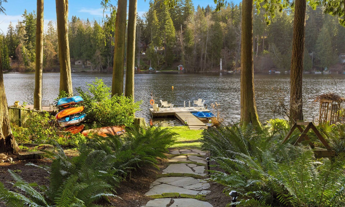 East Renton Highlands Cottage | Lakefront Cottages/dock/kayaks/grill/firepit/views/easy access to Seattle