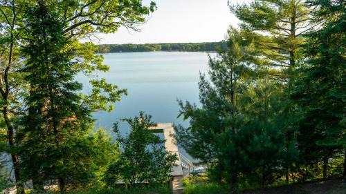 Waupaca House | Lakefront Home 4 Bedroom 4 Bath Sleeps 12