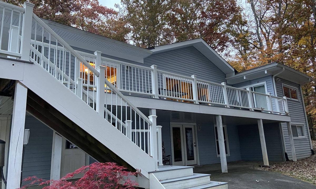 High Point House | Lakefront house- NEW Fire pit. Quiet cove & great dock! Close to grocery& shops!