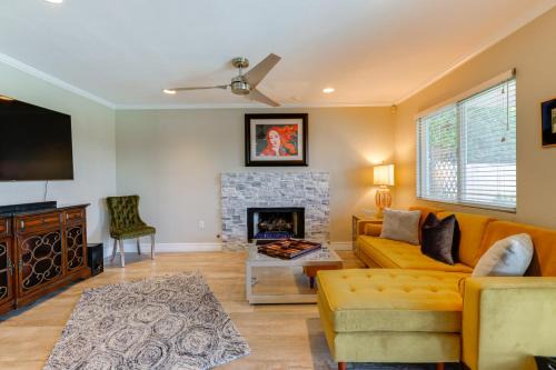 Lakewood House | Lakefront Living! Huge Phoenix Home w/Pool Table