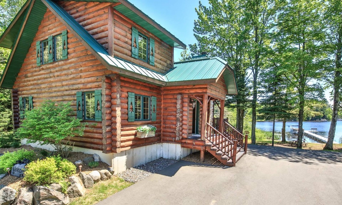 St Germain House | Lakefront log cabin on Lost Lake with dock, kayaks, large deck, and fire pit!