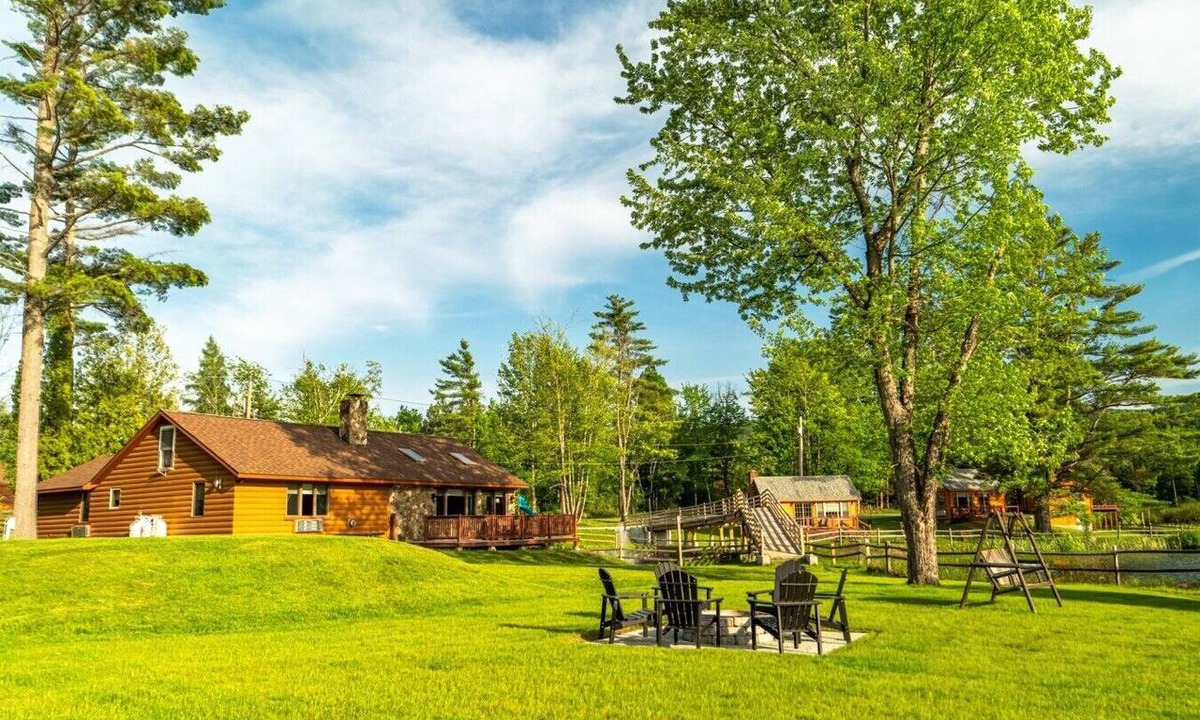 Bethlehem Cottage | Lakeside Family Cottage Multiple Bedrooms